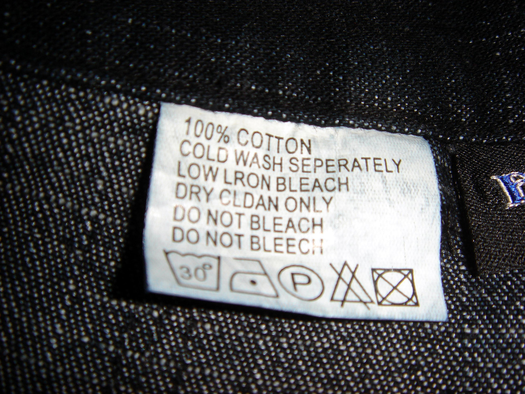 Etichette di lavaggio sui capi di abbigliamento, il significato dei simboli