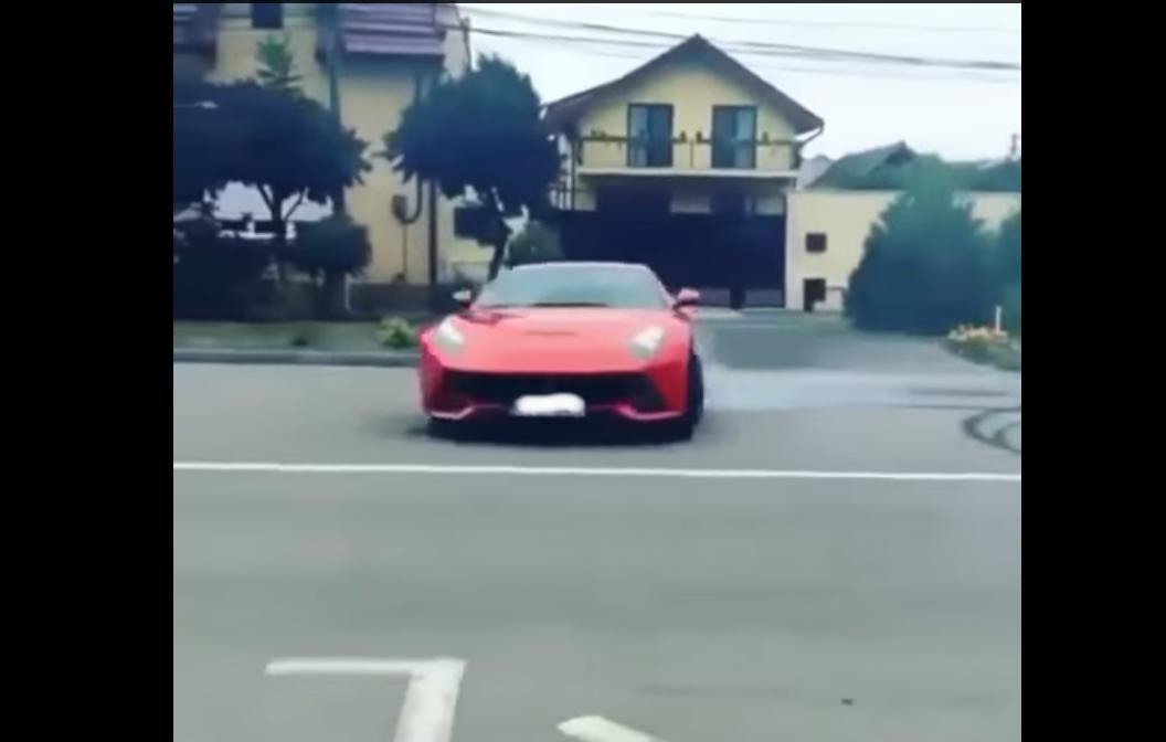 Ciambelle sull’asfalto con la Ferrari F12berlinetta [Video]