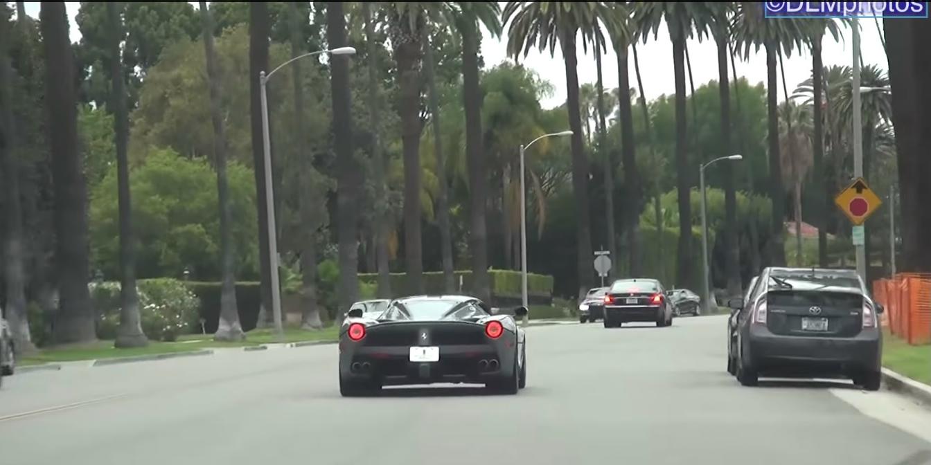 Ferrari LaFerrari a spasso a Beverly Hills [Video]