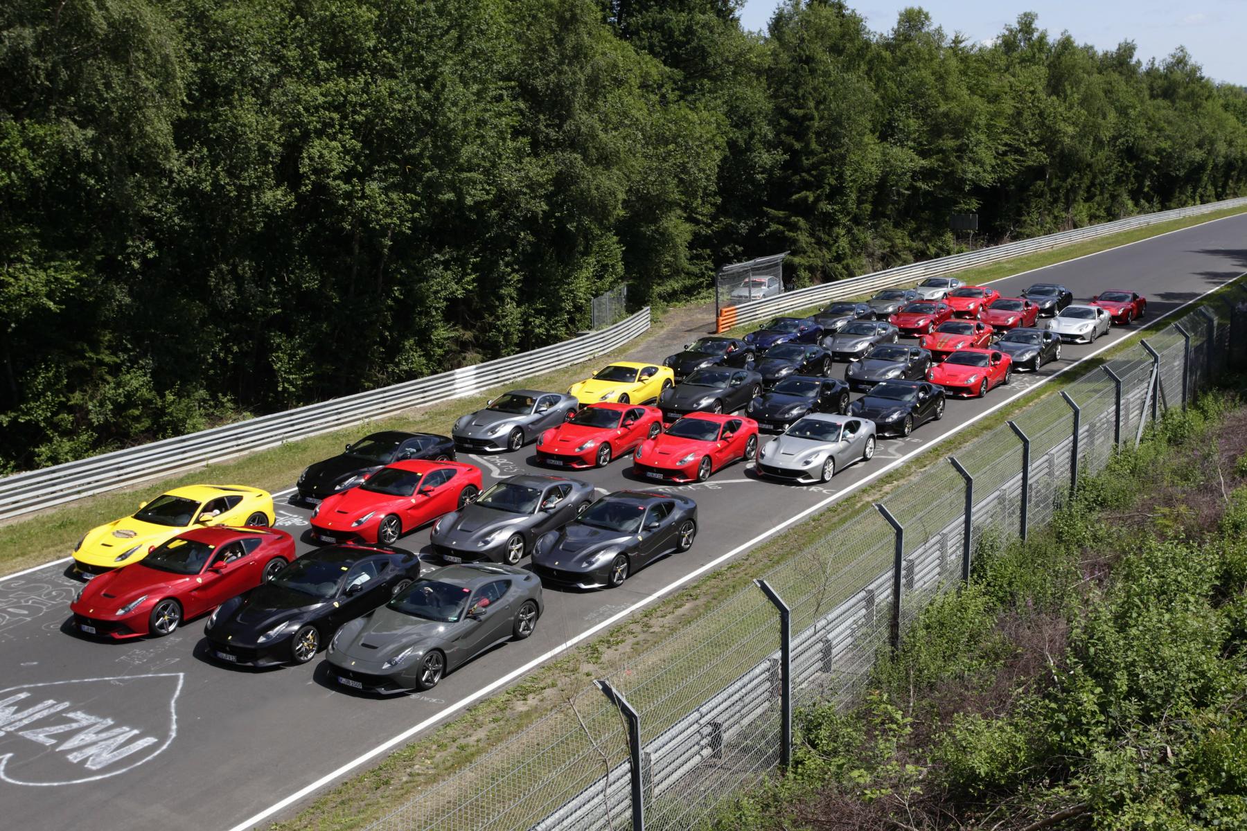 Il più grande raduno di Ferrari F12berlinetta in Germania al Nurburgring
