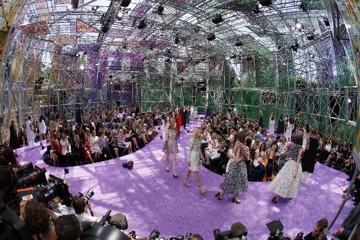 Sfilate Alta Moda Parigi Luglio 2015: il Giardino delle Delizie di Dior, collezione autunno inverno 2015 2016, guest Emily Blunt