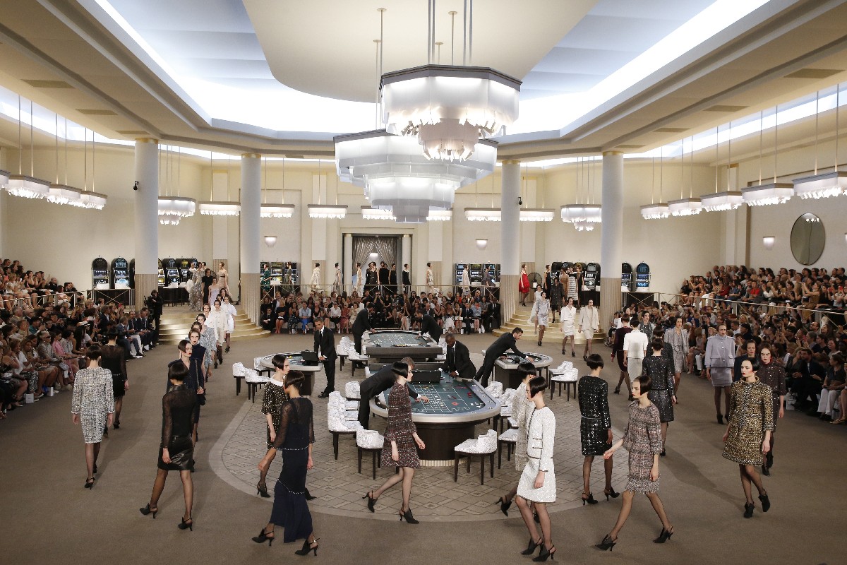Sfilate Parigi Alta Moda Luglio 2015: il casinò Art Deco di Chanel, guest Julianne Moore, Kristen Stewart e Rita Ora