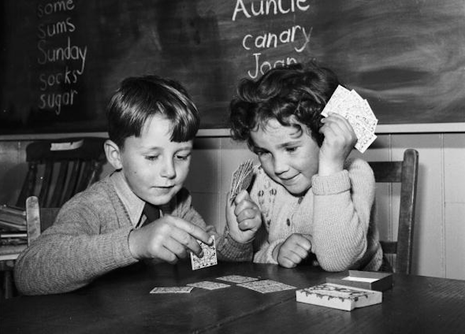 Giochi da tavolo e di carte tradizionali: i bambini preferiscono i giochi hi-tech