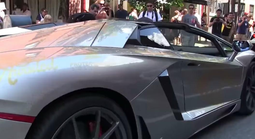 Una Lamborghini Aventador Roadster e un poliziotto a New York [Video]