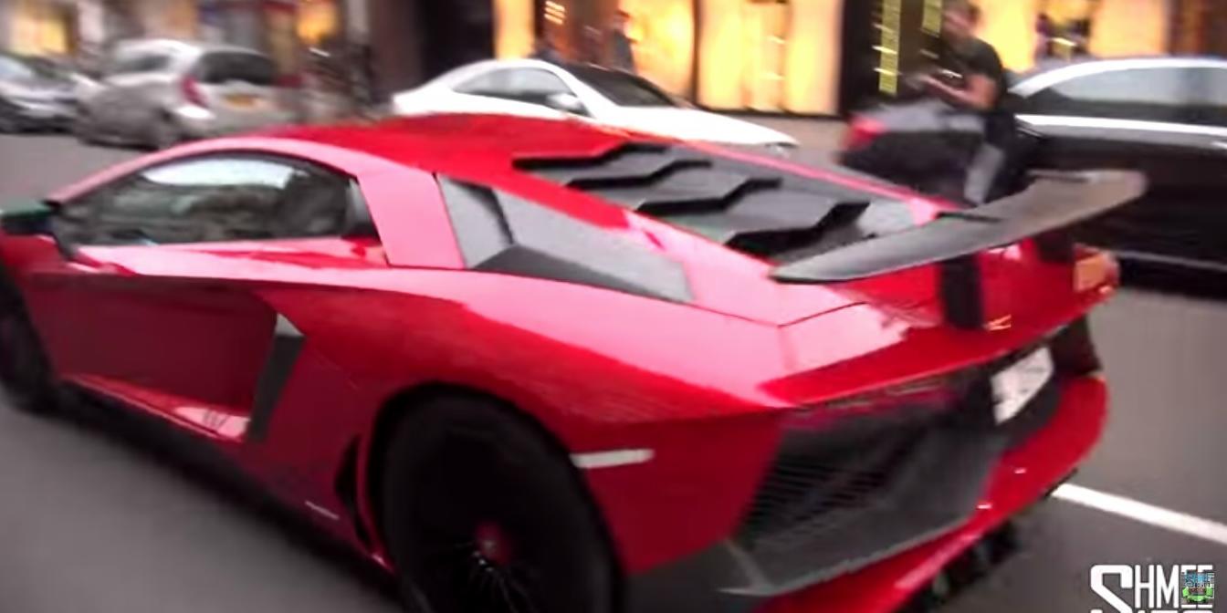 Lamborghini Aventador LP750-4 SV a spasso a Londra [Video]