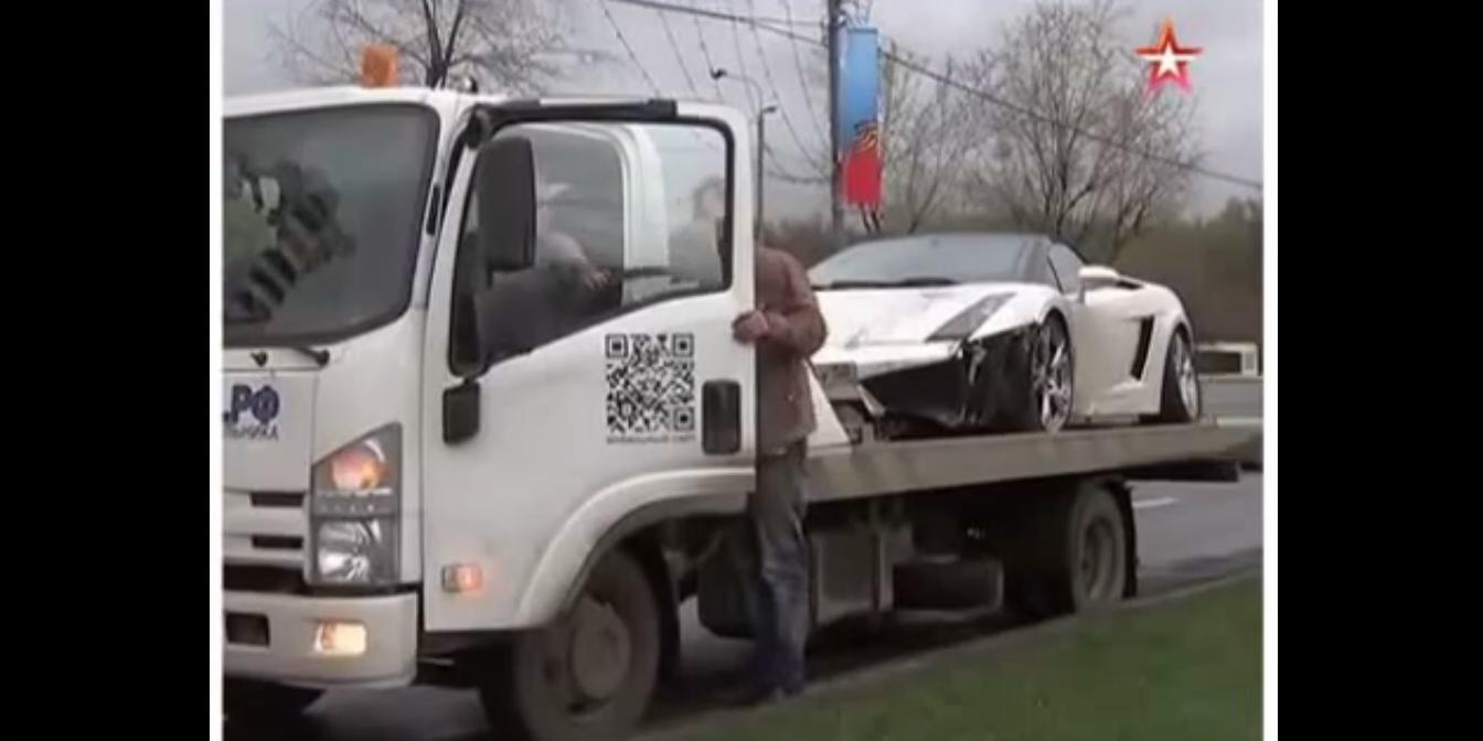 Lamborghini Gallardo Spyder sul carro attrezzi dopo l&#8217;incidente [Video]