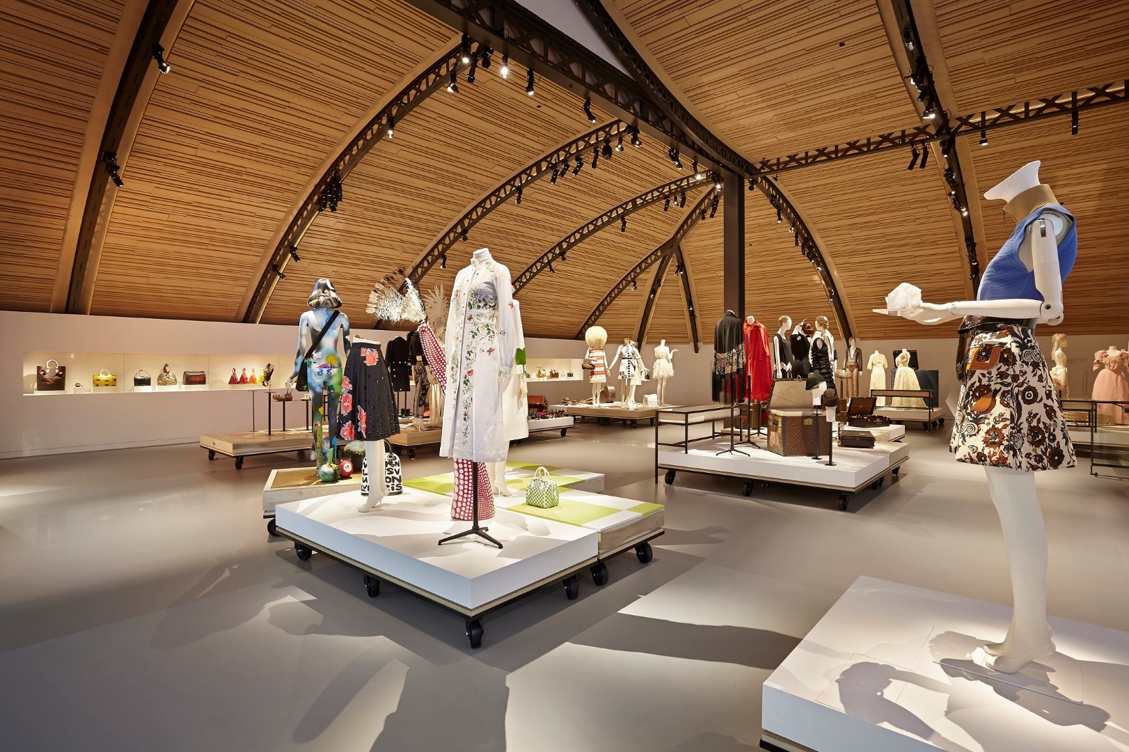 Louis Vuitton Atelier Asnieres: l&#8217;inaugurazione de la Galerie, la mostra e il garden party con Michelle Williams