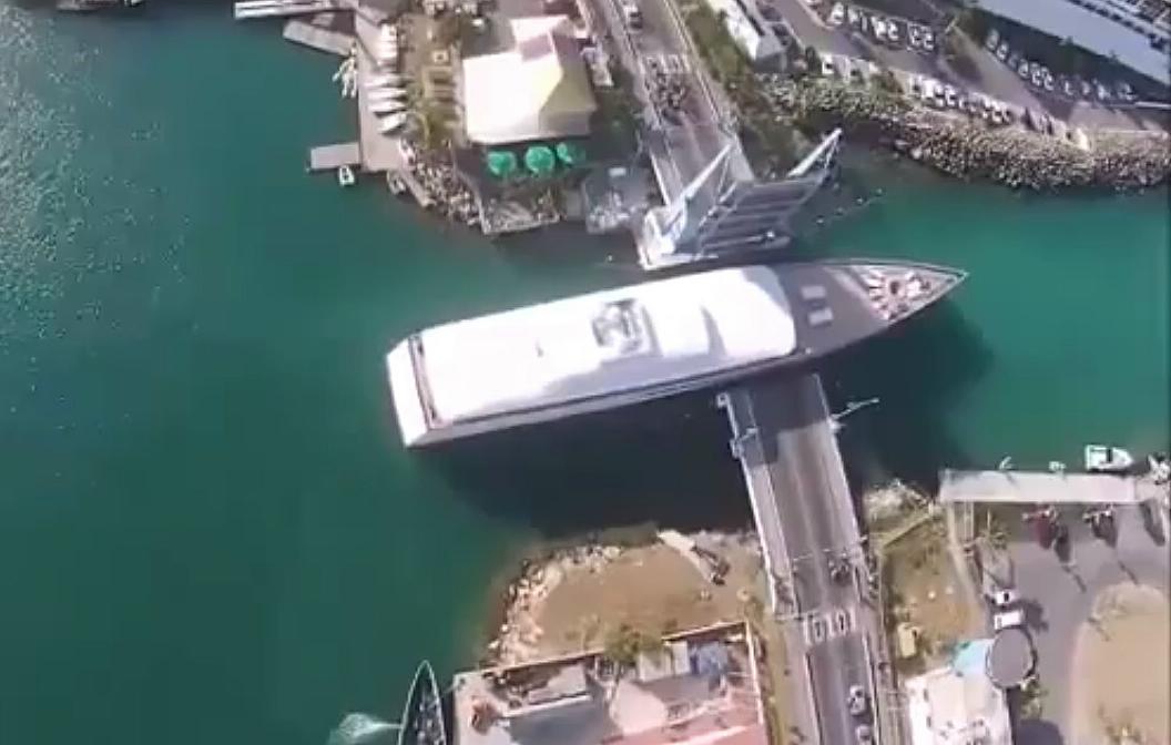 Yacht di lusso ex Steve Jobs fa una manovra incredibile [Video]