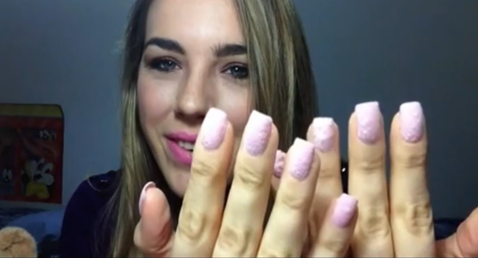 Nail art, la decorazione con effetto peluche per un look romantico