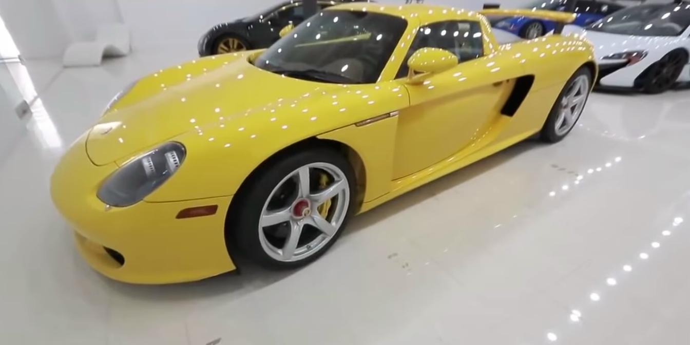 Garage di lusso con auto sportive esotiche [Video]