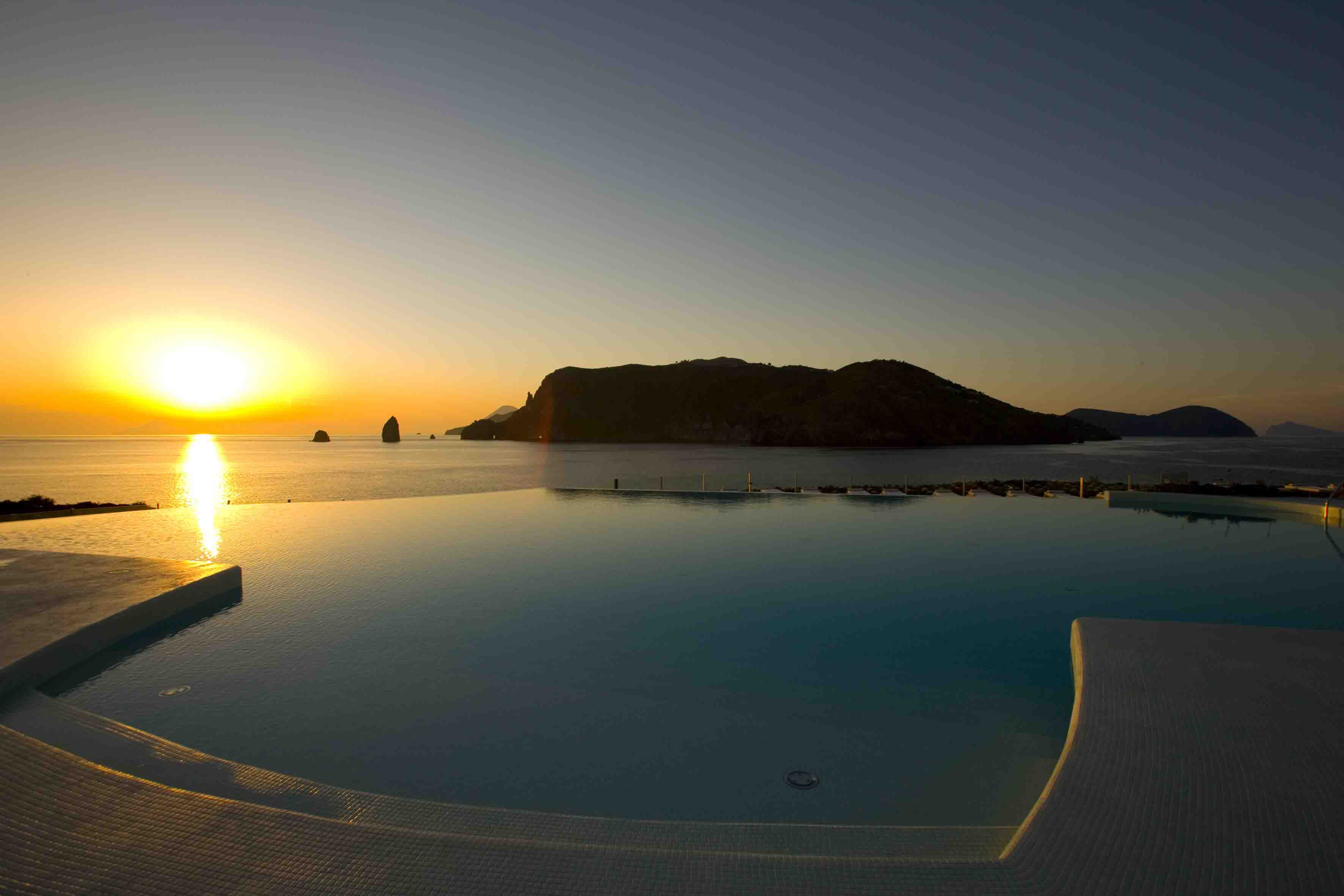 Therasia Resort: resort di lusso con infinity pool da sogno alle isole Eolie