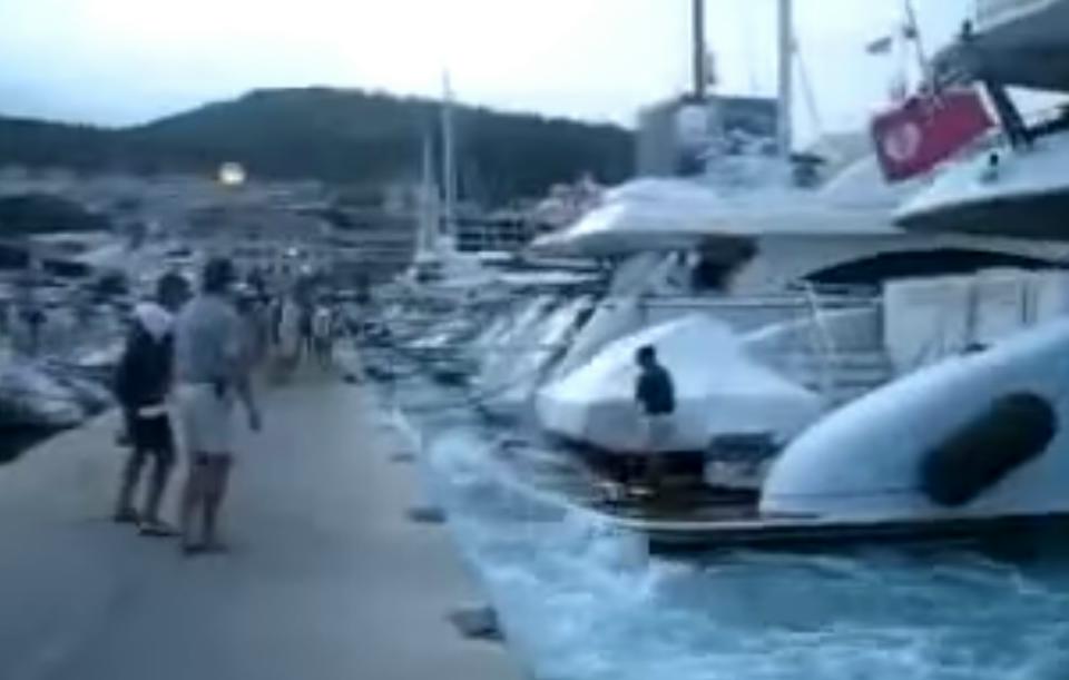 Yacht di lusso sbatte contro la banchina [Video]