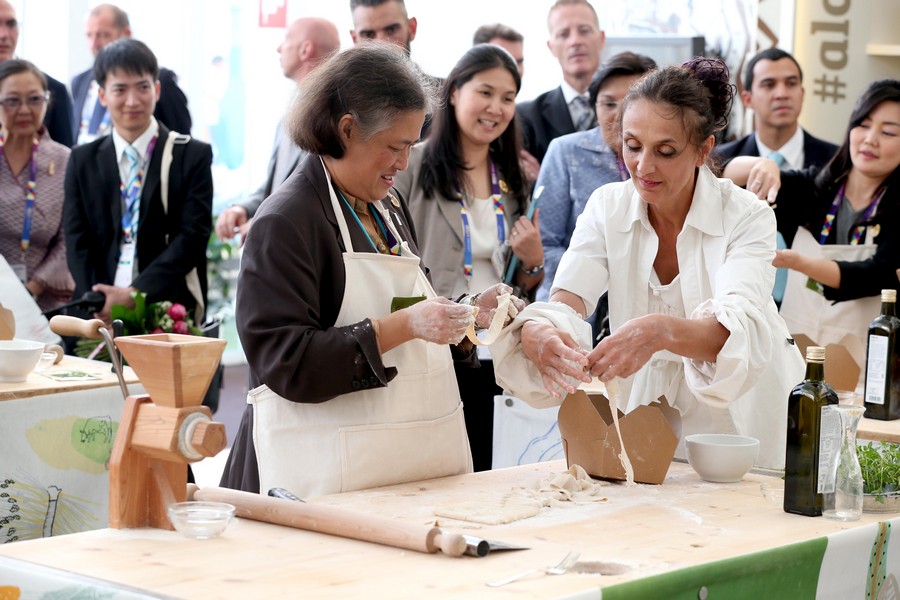 Expo Milano 2015: la Principessa di Thailandia visita i padiglioni, le foto