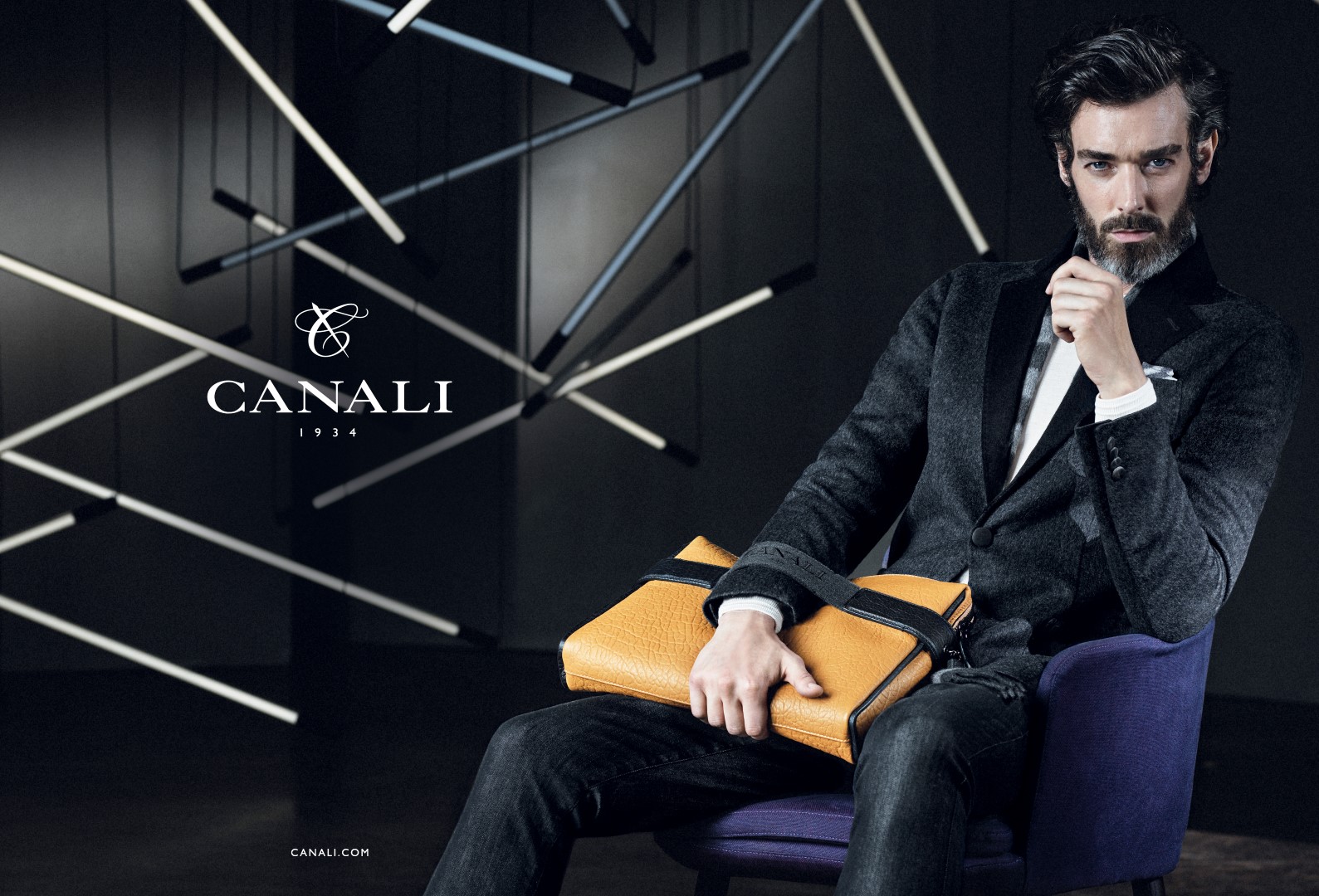 Canali campagna pubblicitaria autunno inverno 2015 2016: sartorialità e materiali preziosi