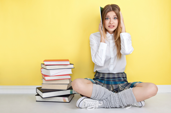 Le gonne distraggono i maschietti inglesi: solo pantaloni per le studentesse