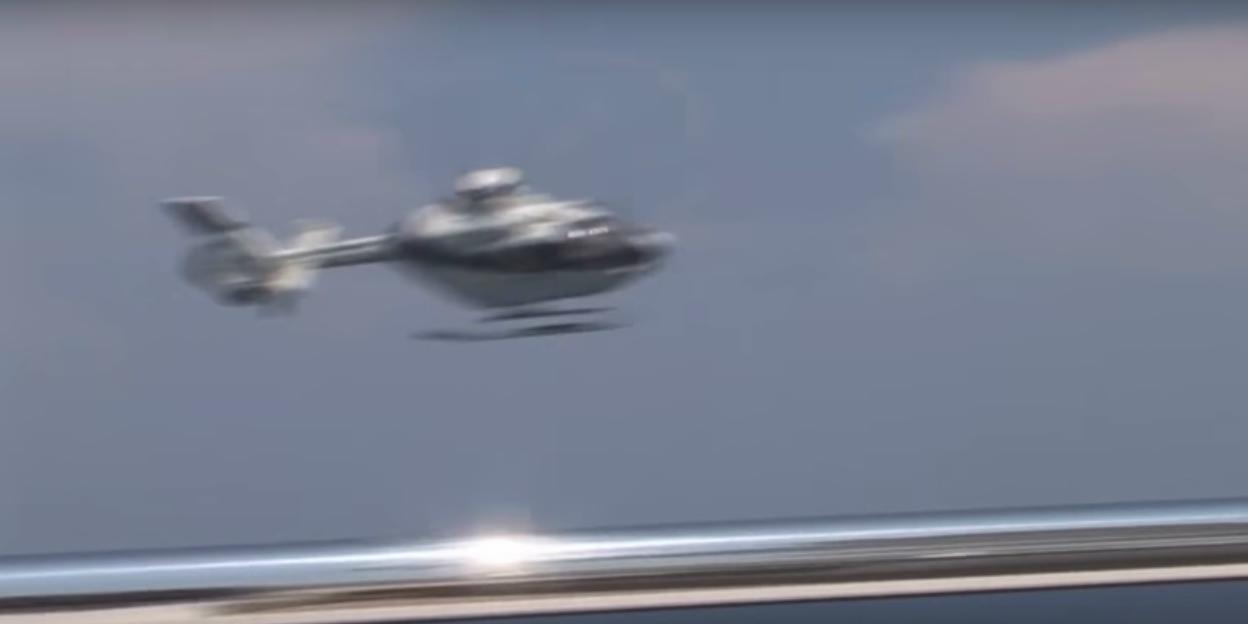 Elicottero sorvola uno yacht e poi vi atterra [Video]