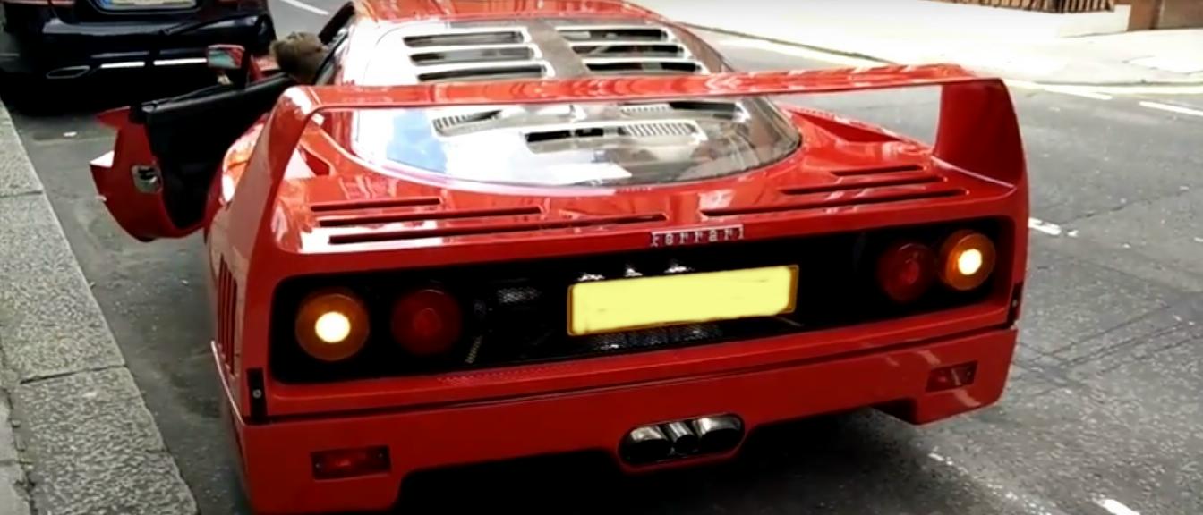 Ferrari F40: manovra di parcheggio al millimetro a Londra [Video]