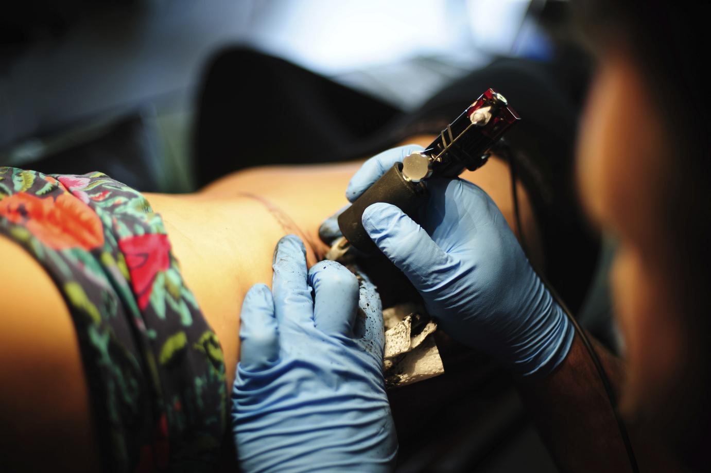 Come curare un tatuaggio in estate