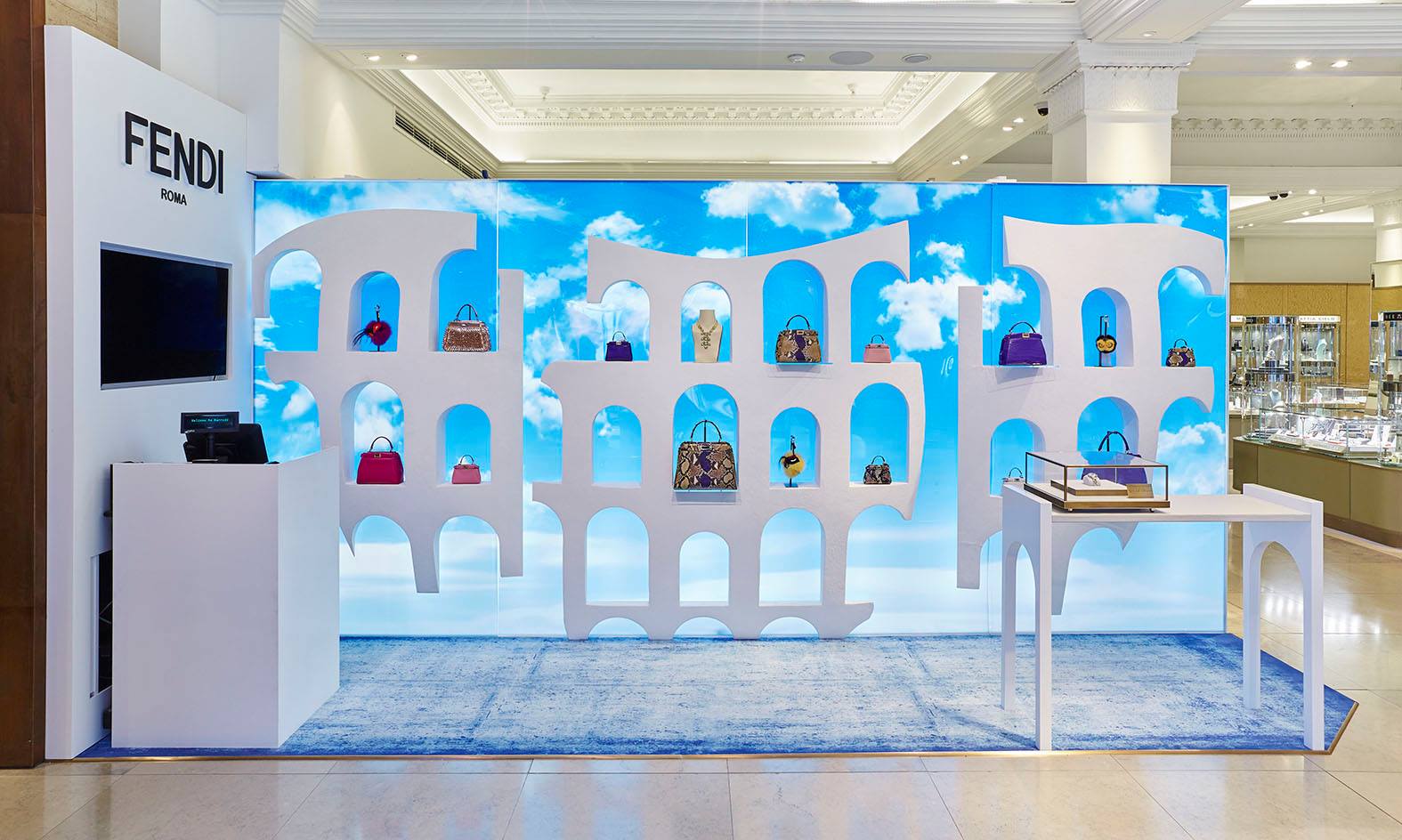 Fendi e il suo pop-up store romano da Harrods a Londra