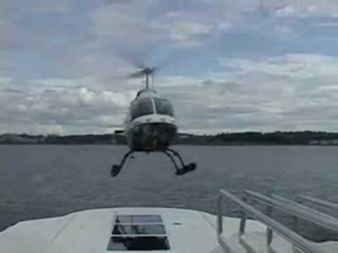 Elicottero atterra sullo yacht Attessa