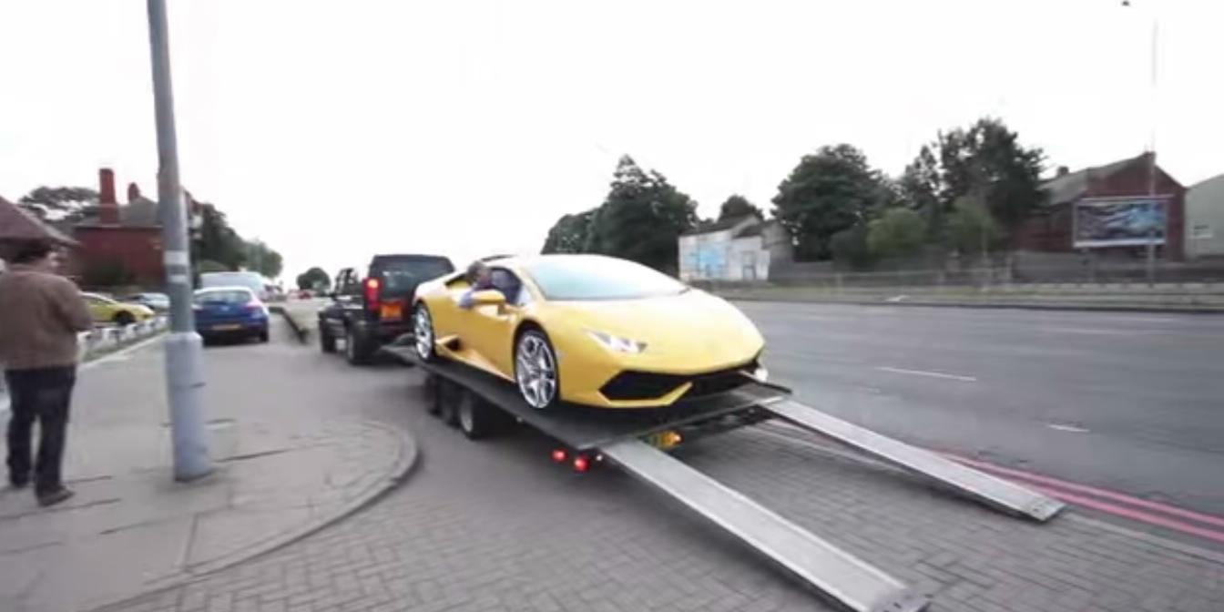 Lamborghini Huracan scaricata dal carrello per la consegna [Video]