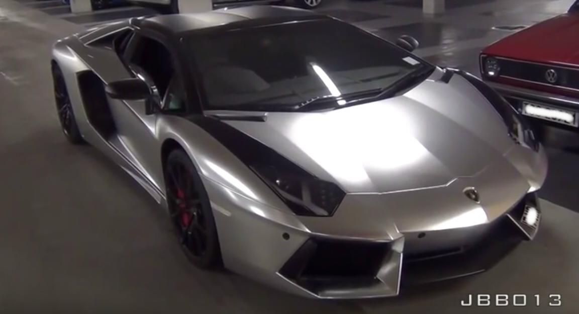 Uscita serale con la Lamborghini Aventador Roadster [Video]