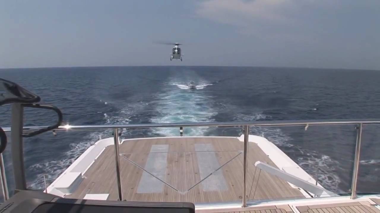 Elicottero atterra su uno yacht in modo soft