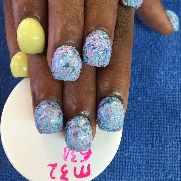 Tendenze nail art estate 2015: spopola il trend bubble nails, per unghie a effetto bombato
