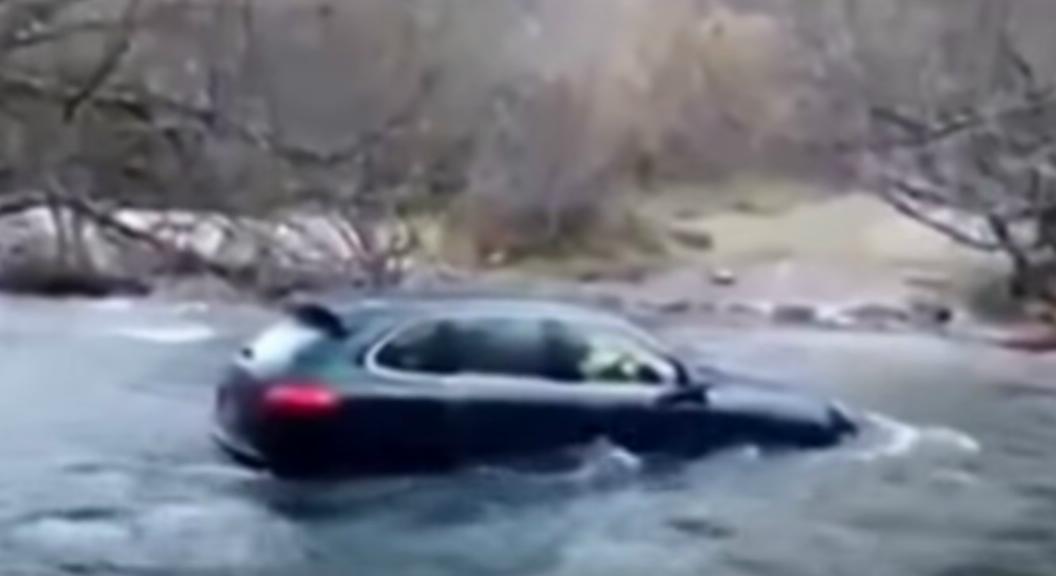 Porsche Cayenne Turbo S imbrigliata in un corso d’acqua [Video]