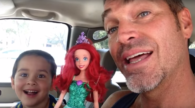 Suo figlio vuole una Barbie, la reazione del papà (Video)