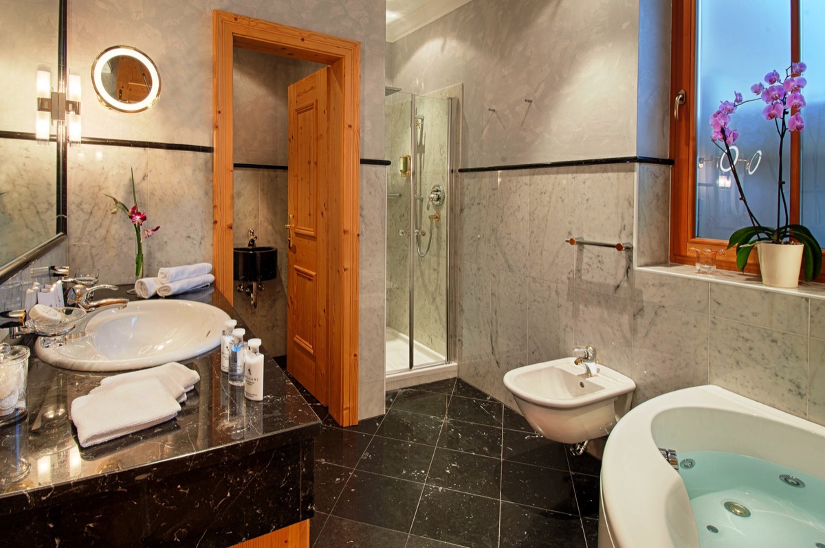 Villeroy &amp; Boch veste i bagni dell&#8217;Alpenpalace Deluxe Hotel &amp; Spa Resort in Alto Adige