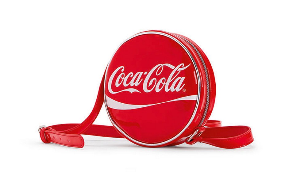 Carpisa Coca Cola: la capsule collection per celebrare i 100 anni della bottiglia Contour, le foto