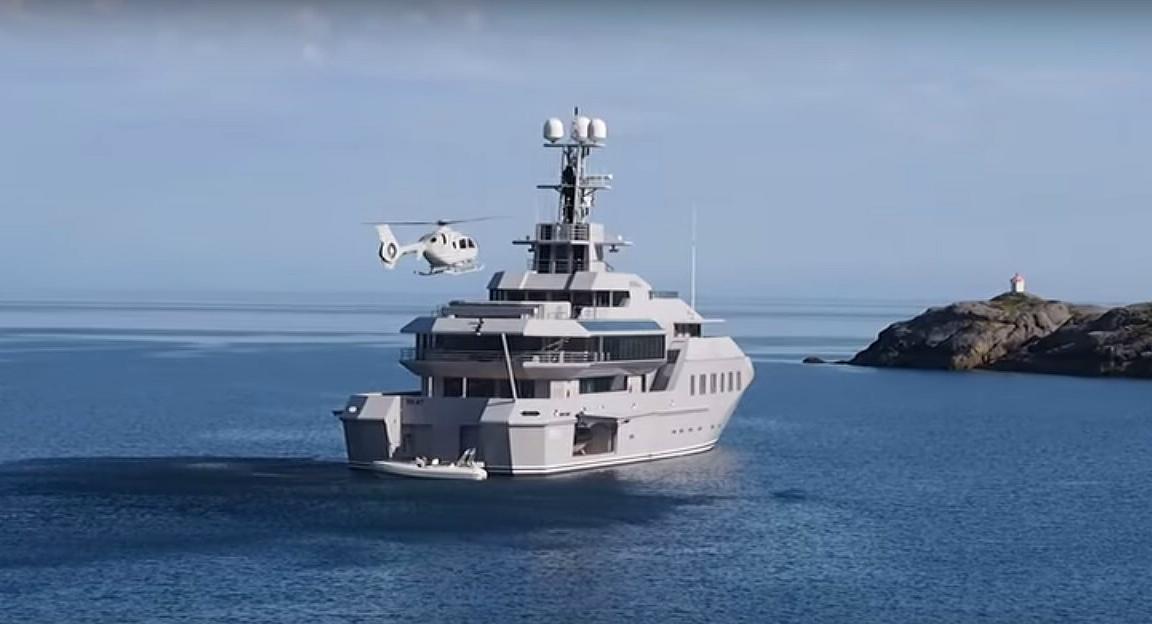 Elicottero atterra sullo yacht di lusso Skat [Video]