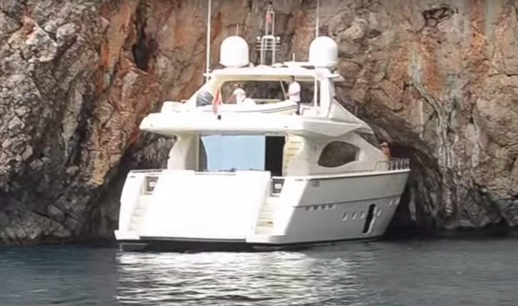 Yacht di lusso entra con azzardo in una grotta marina [Video]