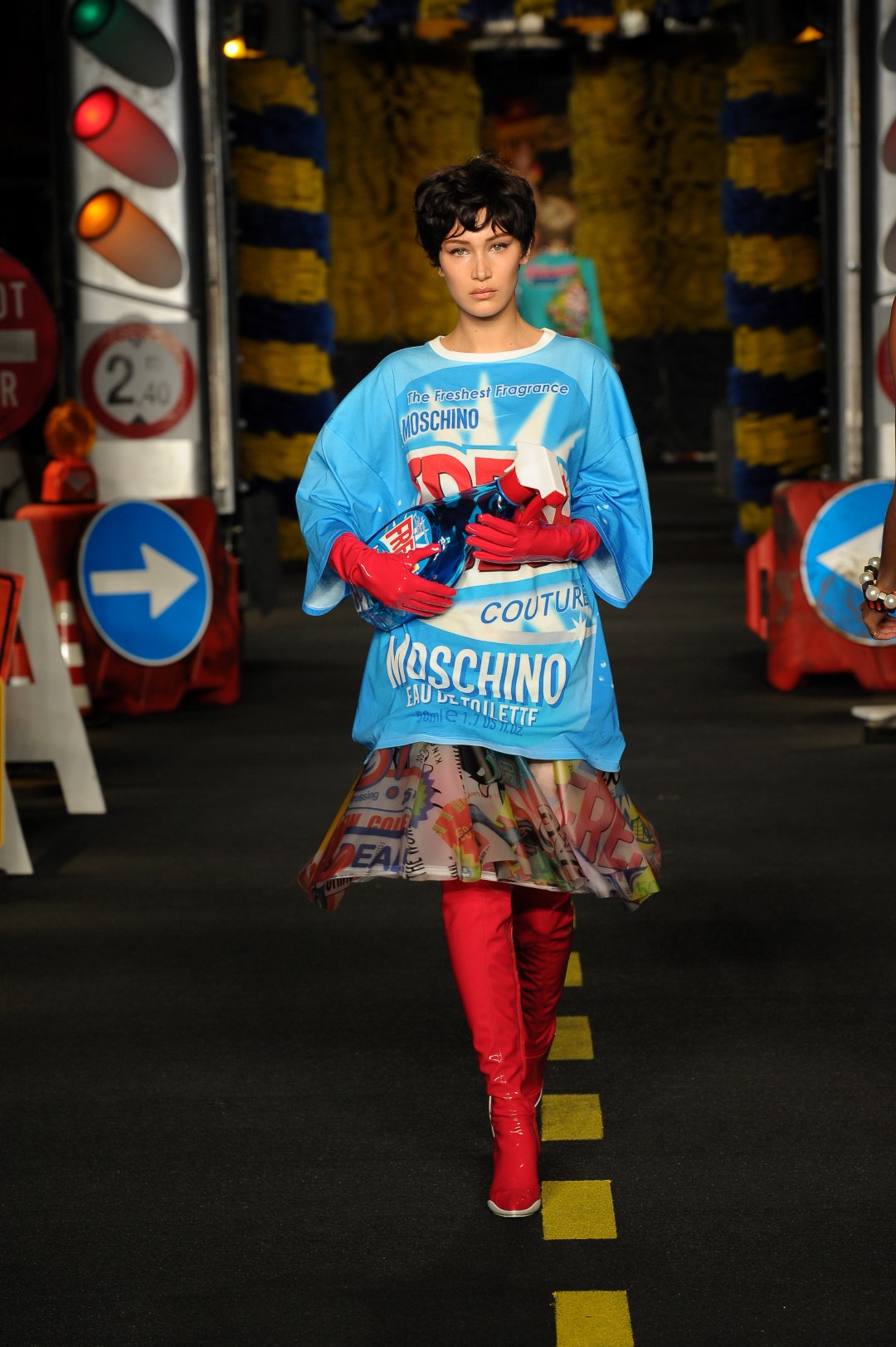 Moschino collezione donna primavera estate 2016: la Dangerous Couture di Jeremy Scott, la sfilata a Milano