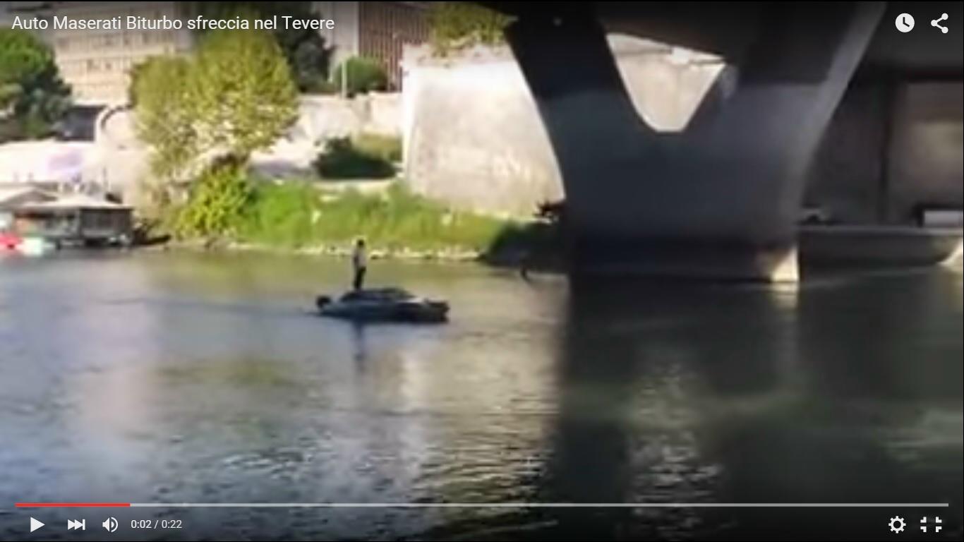 Con la Maserati Biturbo anfibia attraversa il Tevere [Video]