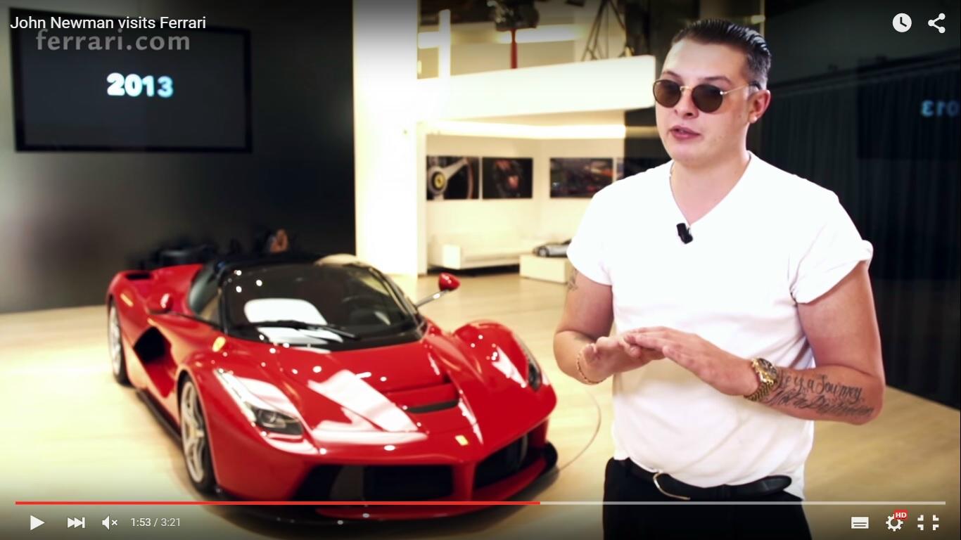 John Newman in visita alla Ferrari: emozioni e incontro con Lapo Elkann