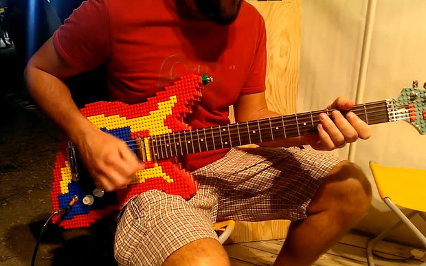 La chitarra elettrica realizzata con i Lego