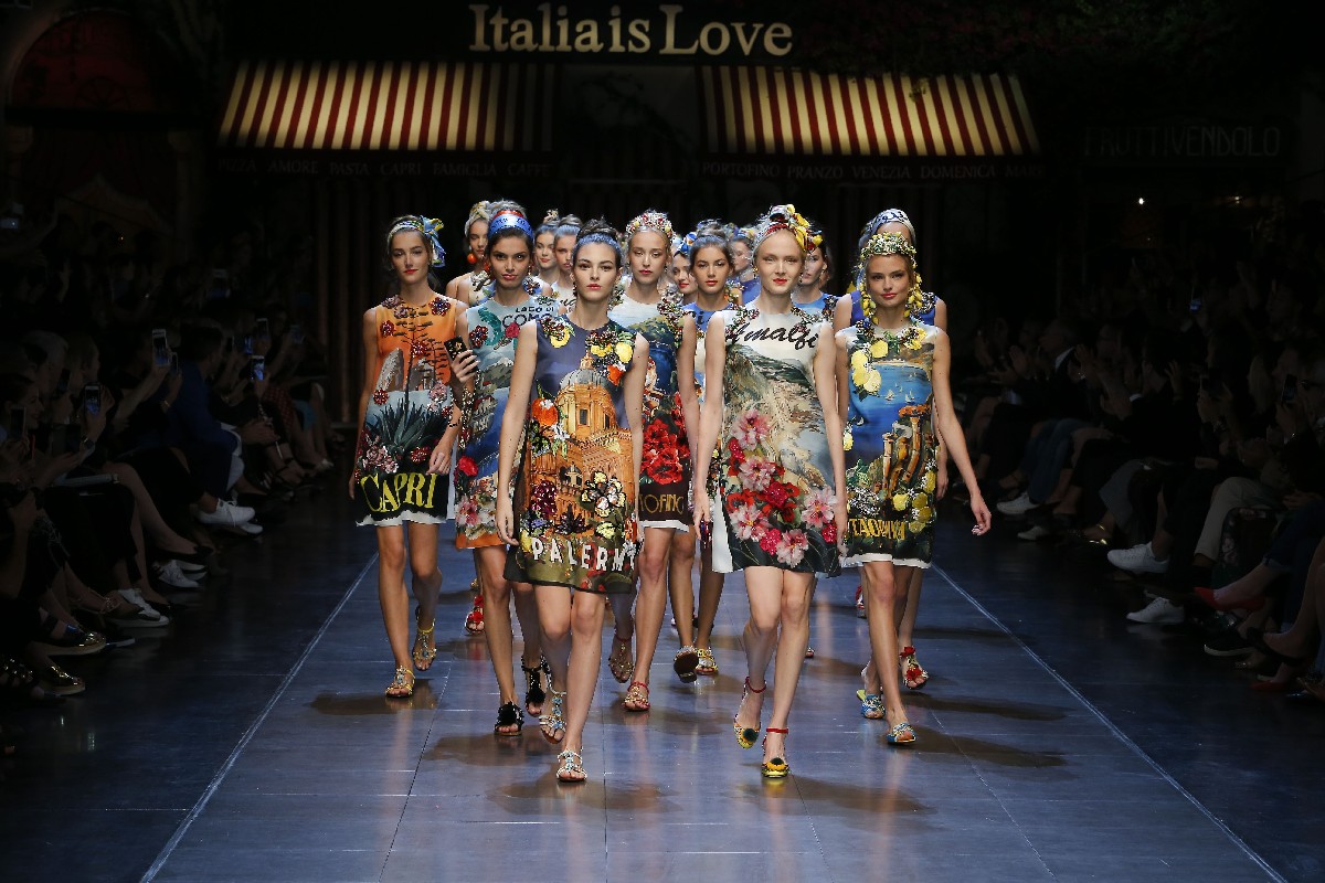 Dolce&amp;Gabbana collezione donna primavera estate 2016: omaggio all&#8217;Italia, Selfie in passerella