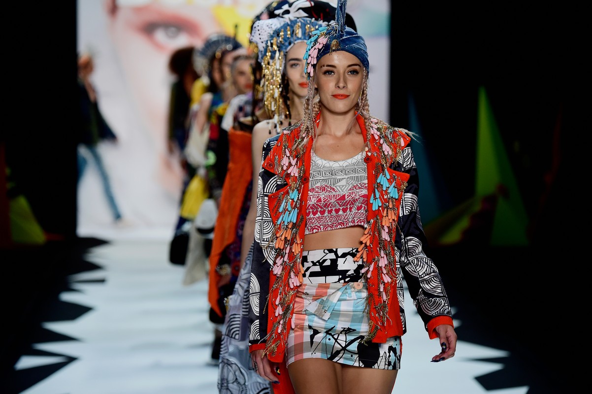 Sfilate New York settembre 2015: la collezione primavera estate 2016 di Desigual, guest Karolina Kurkova