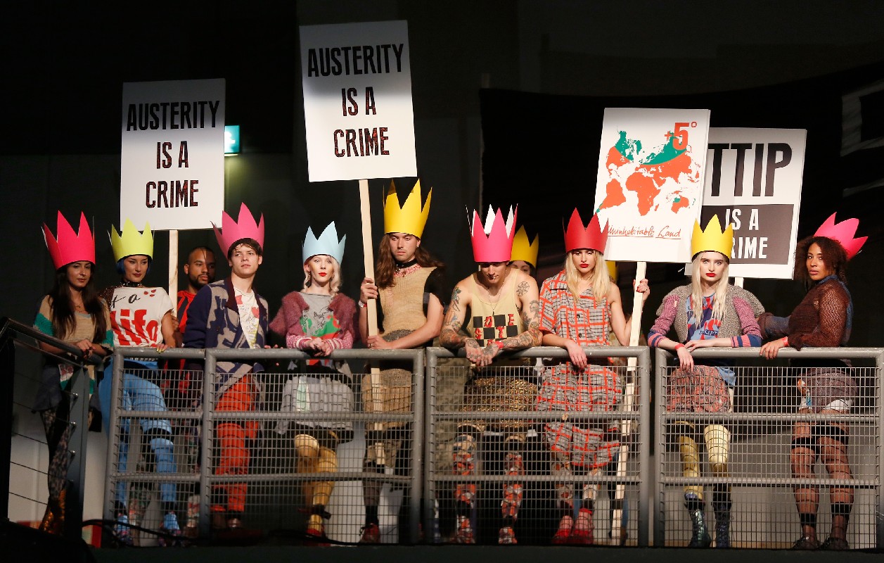 Sfilate Londra settembre 2015: i manifestanti anti-fracking di Vivienne Westwood Red Label