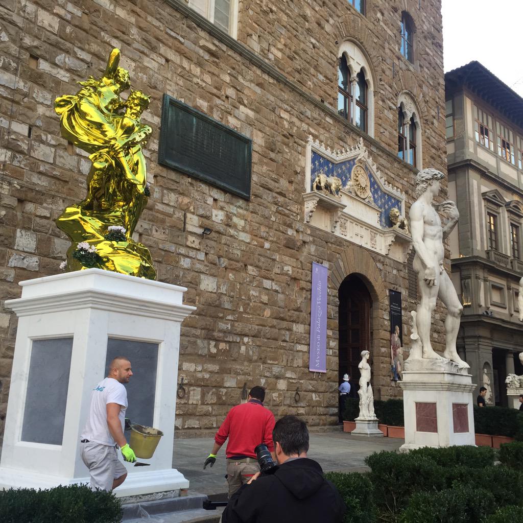 Jeff Koons a Firenze, polemiche sulla sua opera in Piazza della Signoria