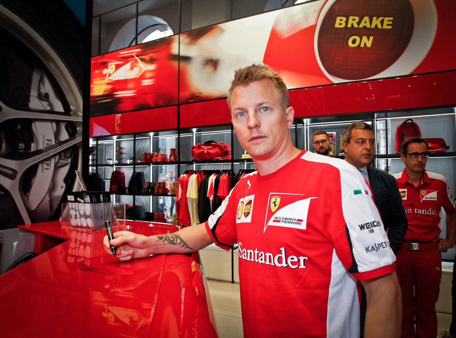 Formula 1 Monza 2015: Kimi Räikkönen al Ferrari Store di Milano per il GP d&#8217;Italia