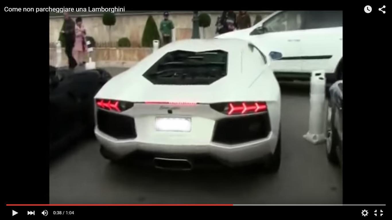 Sbatte con la Lamborghini Aventador a Montecarlo durante il parcheggio [Video]