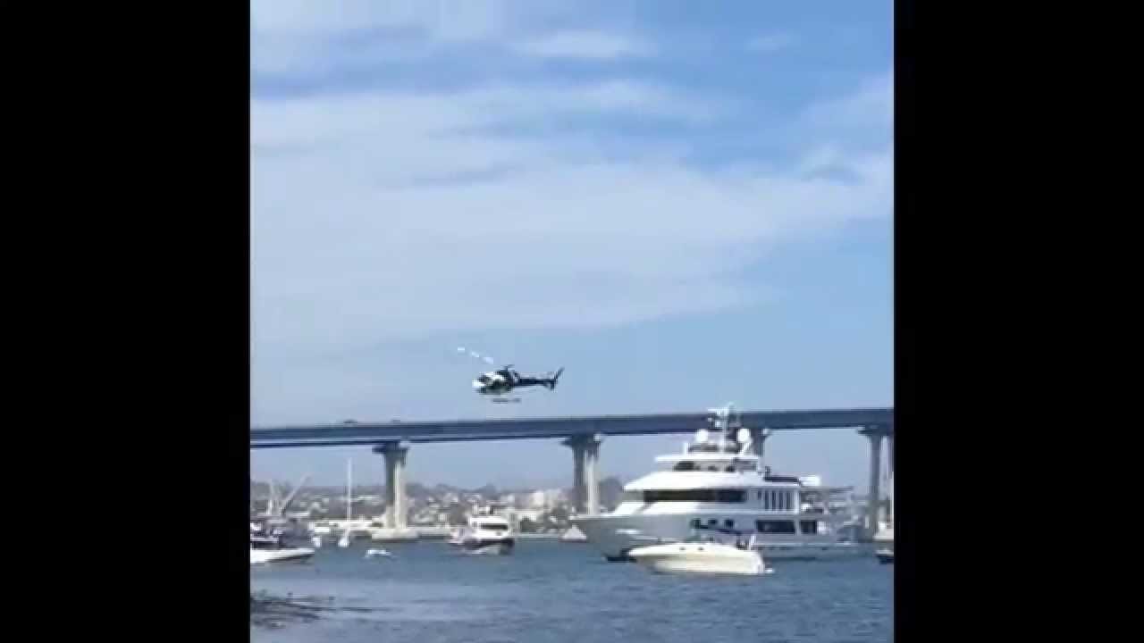 Elicottero si solleva in volo da uno yacht di lusso in California