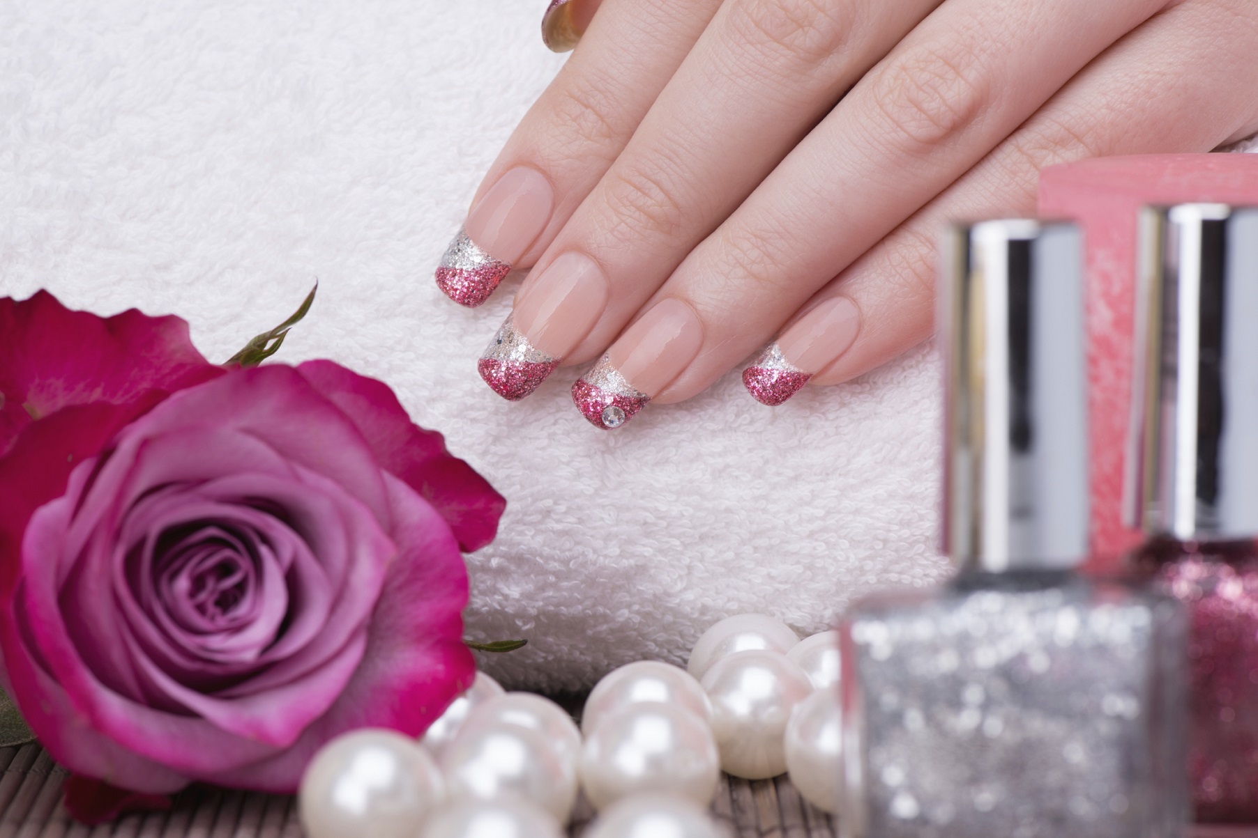 Nail art 2015, le decorazioni più scintillanti per un look da sera