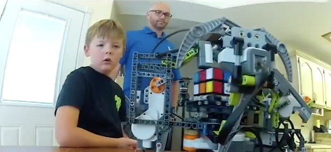 Robot Lego costruito da un bambino risolve il Cubo di Rubik