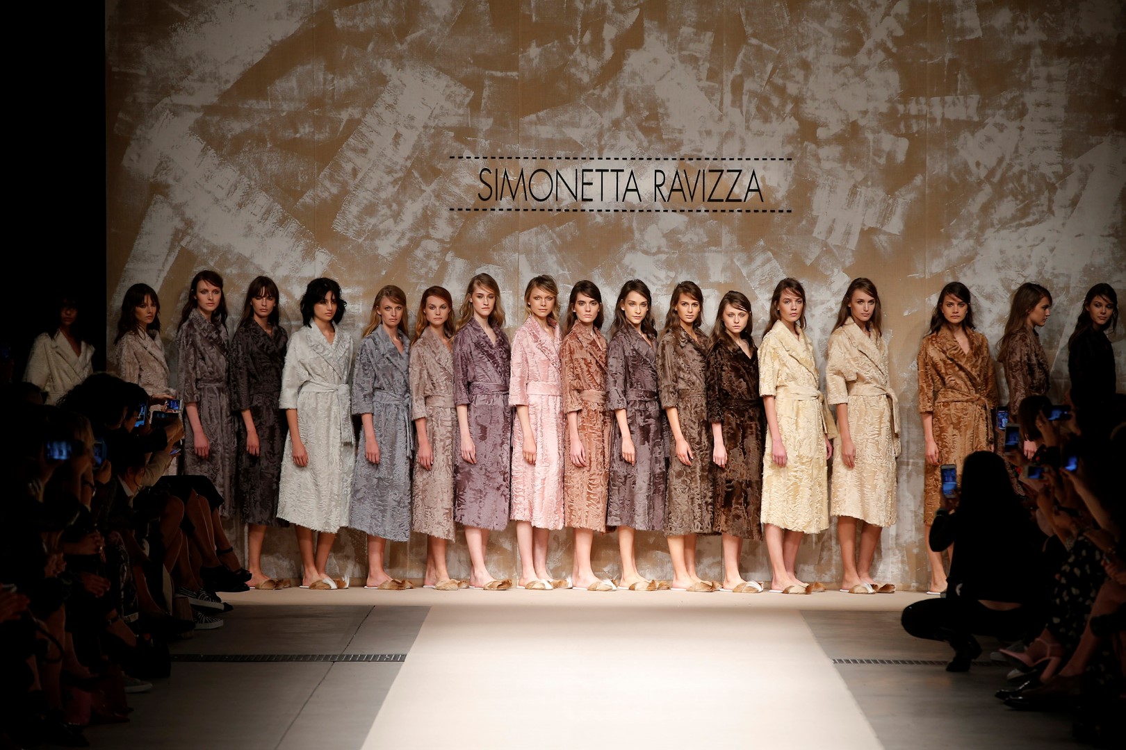 Sfilate Milano Moda Donna settembre 2015: la leggerezza materica di Simonetta Ravizza, le foto