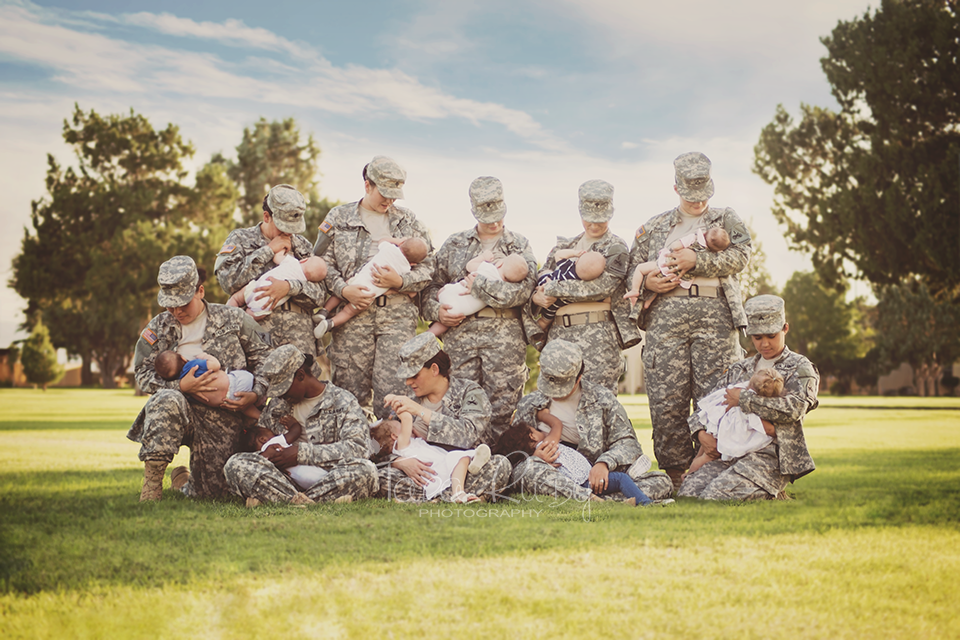 Soldatesse allattano al seno
