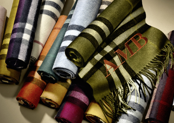 Burberry collezione autunno inverno 2015 2016: le iconiche sciarpe in cashmere Scarf Bar, foto e video